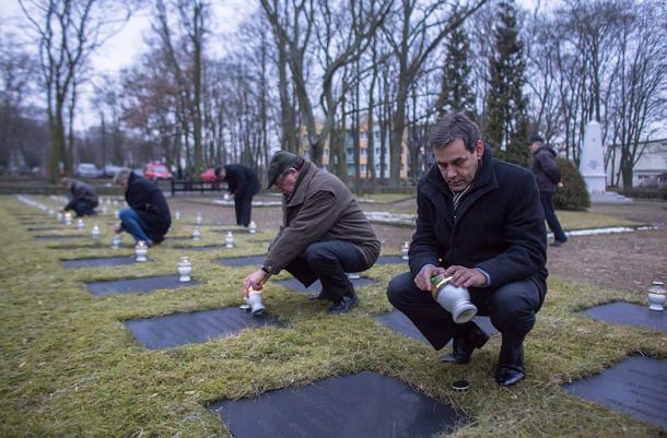 Kwiaty na grobach żołnierzy radzieckich (FOTO)