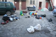 Czterej mężczyźni z policyjnym dozorem 