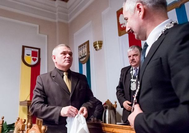 Policjanci dostali telefony komórkowe od burmistrza