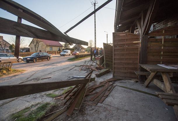 Wjechał samochodem w sklep i uciekł (FOTO)