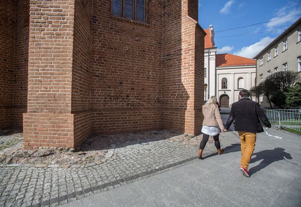Wandale pomazali sprayem chojnicką bazylikę (FOTO)