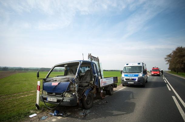 Zderzenie dwóch samochodów na trasie Chojnice-Tuchola 
