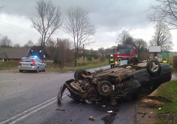 Volkswagen uderzył w drzewo i dachował (FOTO)