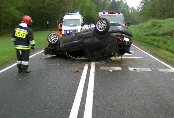 Golf dachował (FOTO)