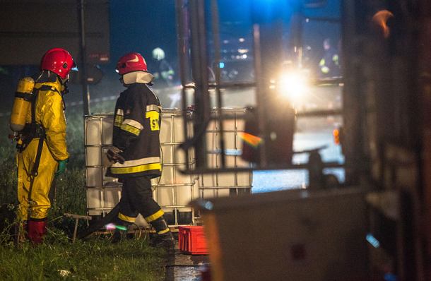 Z uszkodzonego samochodu wyciekła żrąca substancja (FOTO)