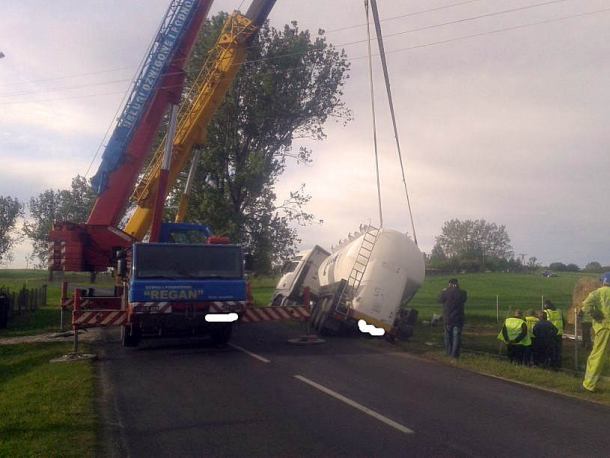 Ciężarówka w rowie. Droga była zablokowana przez kilka godzin (FOTO)