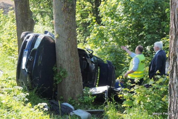 Wypadek na drodze Bytów-Kościerzyna: kierowca nie żyje, pasażerka ranna