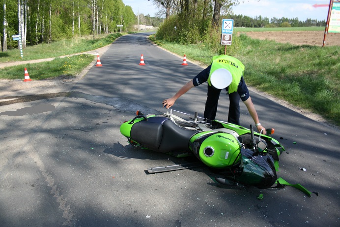 Zderzenie samochodu osobowego i motocykla