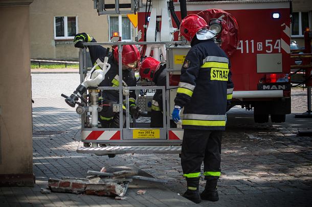 Sypie się elewacja chojnickiego starostwa (FOTO)