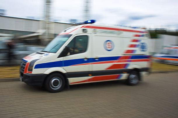 Motorowerem uderzył w drzewo. Kierowca i pasażerka w szpitalu