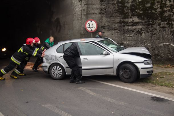 Chojnice: seat uderzył w wiadukt (FOTO)