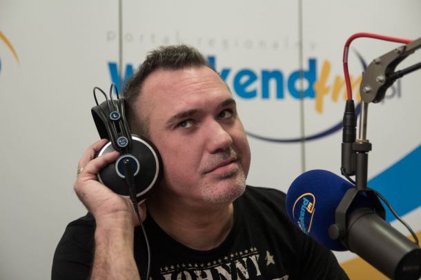 Szymon Wydra śpiewa &acute;na żywo&acute; w studiu Weekend FM