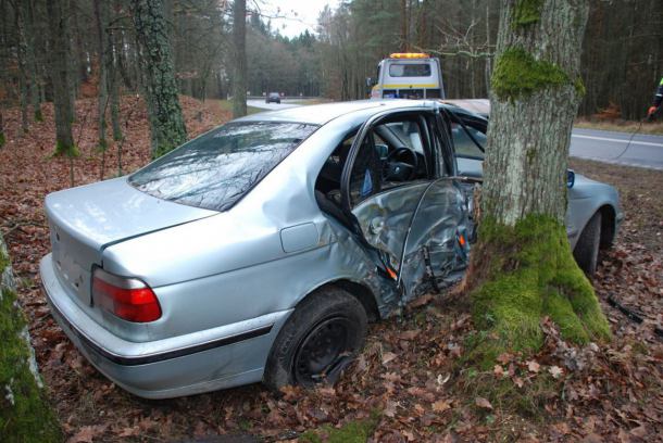 BMW uderzyło w drzewo. Dwie osoby poszkodowane (FOTO)
