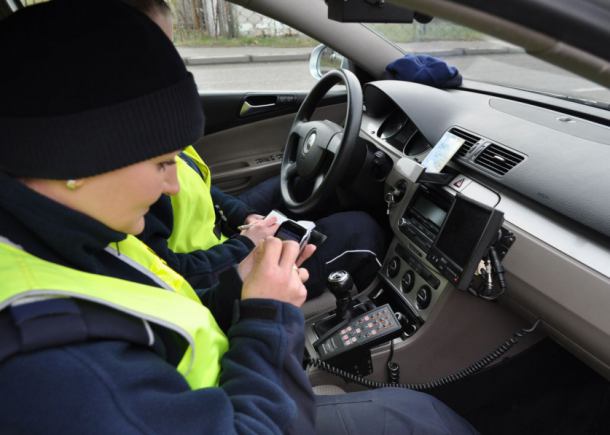 Prowadzisz auto trzymając telefon przy uchu? Prosisz się o mandat
