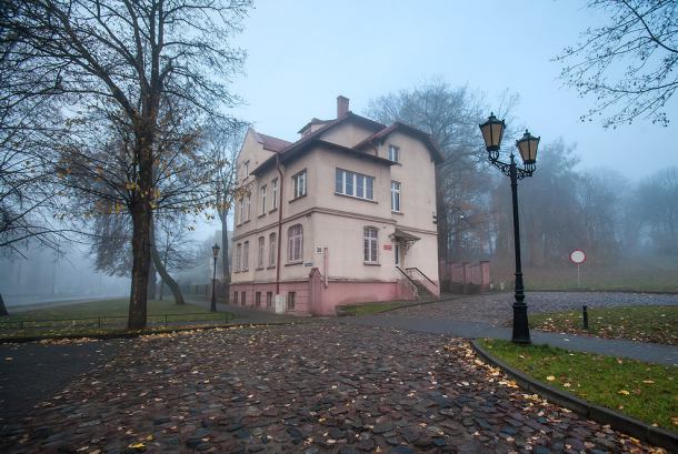 Na razie auta będą stać na trawie, ale na wiosnę rozbudują parking