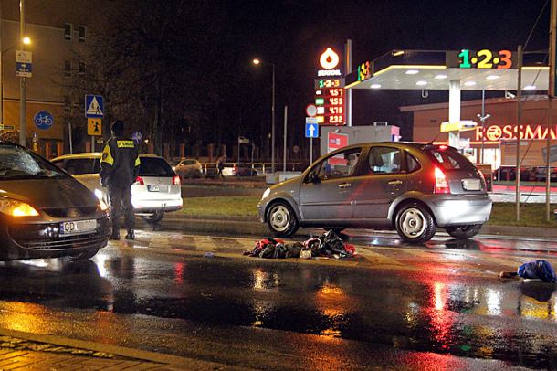 Potrącenie pieszego przy rondzie Solidarności w Chojnicach (FOTO)