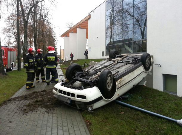 Samochód uderzył w ścianę bytowskiego basenu (FOTO)