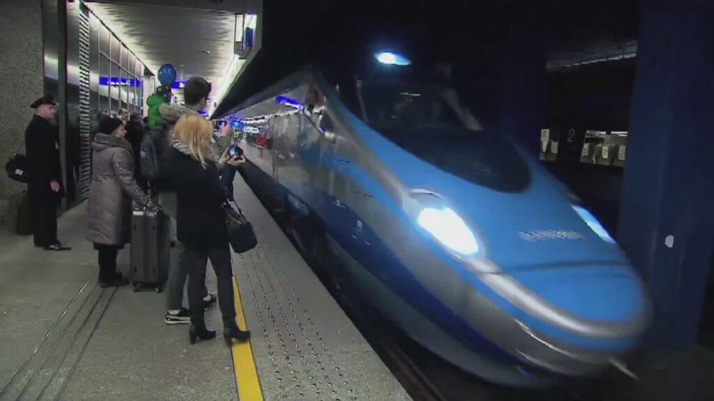 Pierwsi pasażerowie Pendolino dotarli do celu. ´Przyjechaliśmy o czasie. Jestem w szoku!´