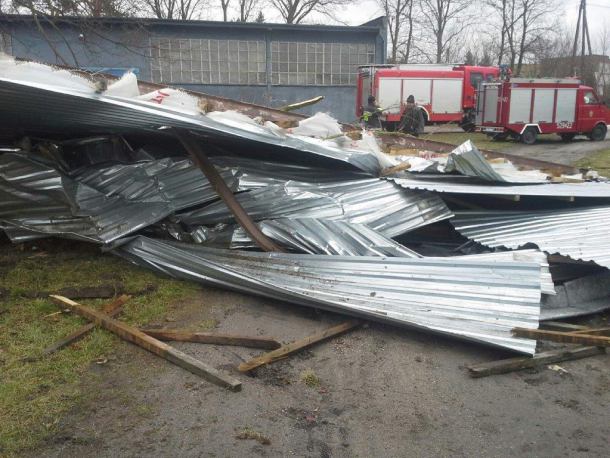 Zerwane dachy, połamane drzewa i konary oraz wyłączenia prądu
