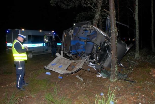 Wypadek na krajowej 20-tce. Seat uderzył w drzewo