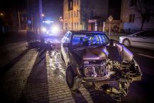 Kierująca mercedesem wjechała w latarnię (FOTO, WIDEO)