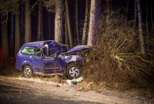 Ford uderzył w drzewo. Dwie osoby zginęły na miejscu 