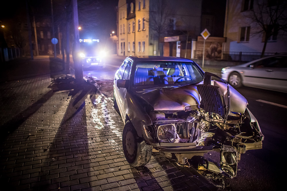 Kierująca mercedesem wjechała w latarnię FOTO, WIDEO
