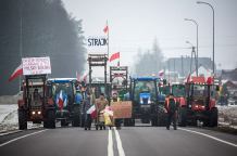 Rolnicy wyszli na drogę. Żądali poprawy swojej sytuacji (FOTO, WIDEO)