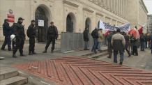 Coraz więcej rolników pod ministerstwem w Warszawie. ´Chcą wysyłać pieniądze na Ukrainę, a dla nas nie mają´