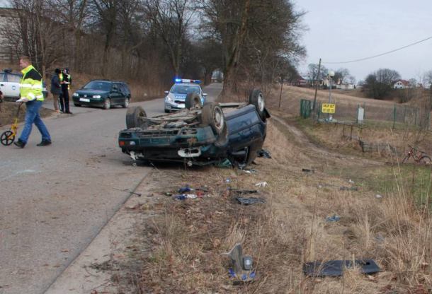 Dachował vw golf. Troje nastolatków w szpitalu (FOTO)