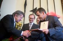 Janusz Jutrzenka-Trzebiatowski odebrał tytuł Honorowego Obywatela Chojnic