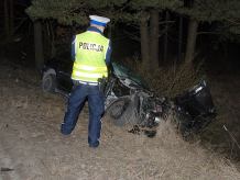 Audi uderzyło w drzewo. Za kierownicą 20-latek