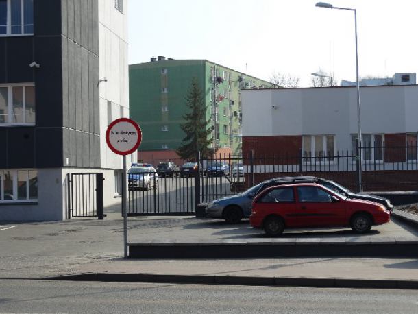 Parking tylko dla policjantów? Radny pyta o sporny znak