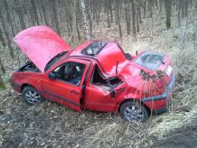 Golf uderzył w drzewo. Dwie osoby trafiły do szpitala