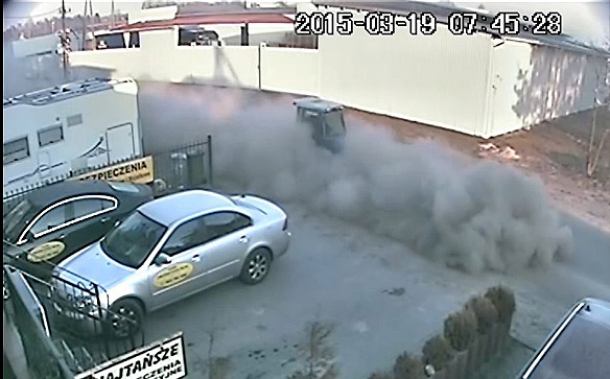 Sprzątanie w Czersku w tumanach kurzu (WIDEO)