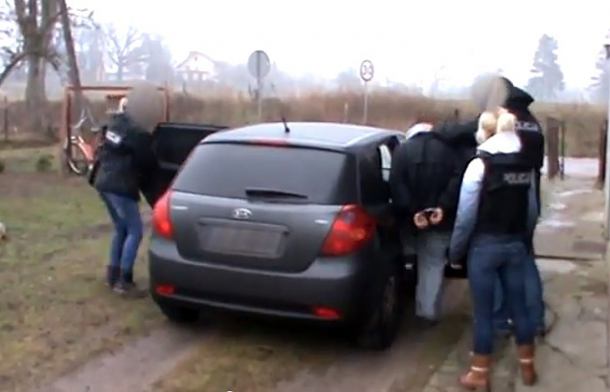 Policja zatrzymała mężczyzn, którzy rozpowszechniali w internecie zdjęcia nagiej 13 - latki