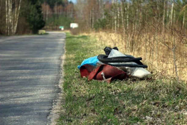 Kościerscy leśnicy wypowiadają wojnę śmiecącym w lasach