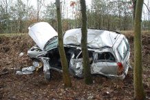 Opel wypadł z drogi i uderzył w drzewo