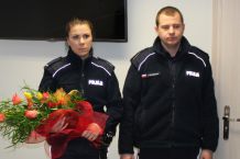 Funkcjonariusze sępoleńskiej drogówki otrzymali wyróżnienia za uratowanie chorego kierowcy