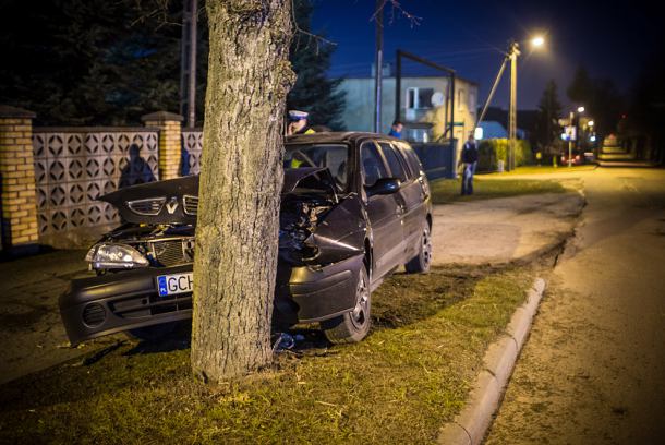 Kierowca nie chciał wjechać w pieszego i uderzył w drzewo (FOTO)