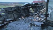 Trzy osoby zginęły w zderzeniu dwóch ciężarówek i samochodu osobowego koło Augustowa