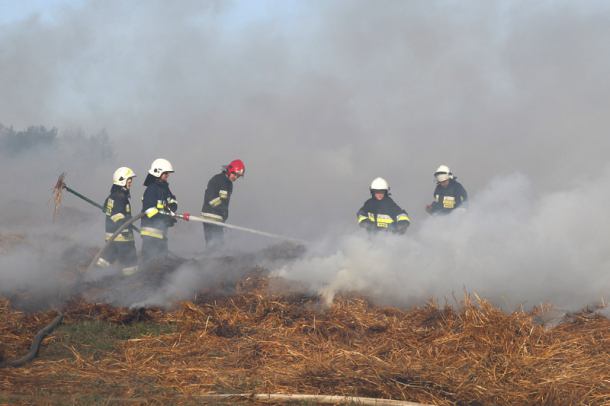 Płonęła słoma na polu w Jarcewie (FOTO, WIDEO)