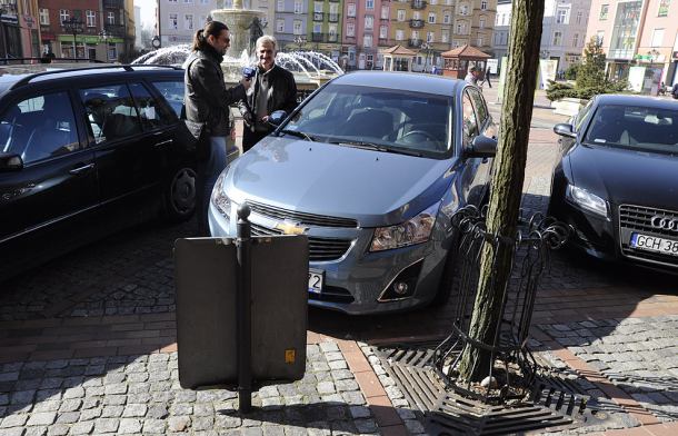 Kto może parkować na kopertach przed chojnickim ratuszem?