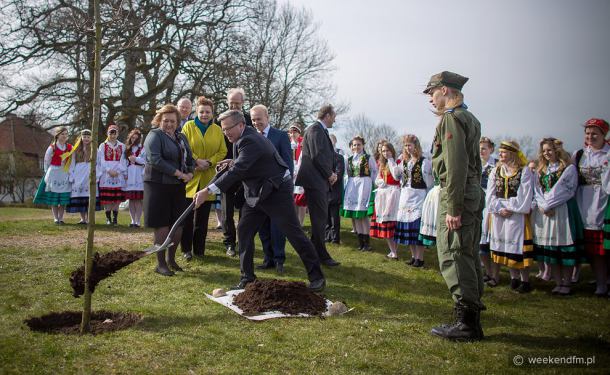 Prezydent Bronisław Komorowski posadził dąb w Będominie (FOTO)