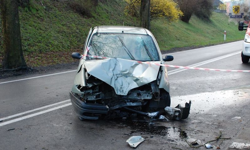 21-latek zabrał znajomej samochód i go rozbił