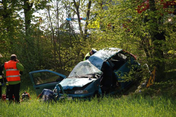 Fiat wpadł do rowu, dwie osoby trafiły do szpitala (FOTO)