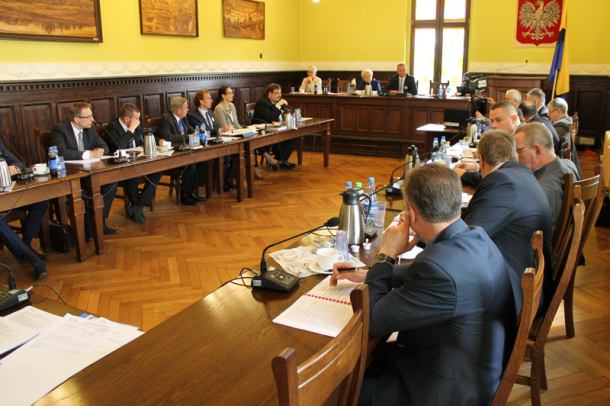 Pretensje do starosty i utarczki słowne - tak wyglądała sesja Rady Powiatu Chojnickiego