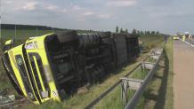 Tir z 8 tonami chipsów przewrócił się koło Świebodzina. Kierowca przysnął podczas jazdy