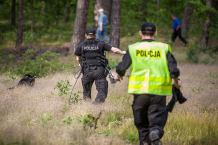 Ukradł samochód ale daleko nie uciekł... utknął z nim na polu
