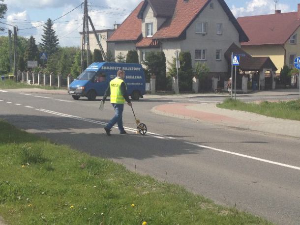 19-latka wpadła pod samochód w Kościerzynie
